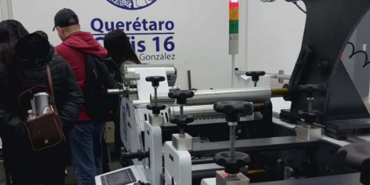 Operador técnico ajustando máquina